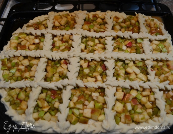 Раскатать тесто, выложить подготовленную начинку, украсить по желанию декоративными веточками из теста! Дать 10 минут постоять и поставить в духовку при 180–200°C до готовности. Я обычно ставлю при 210°C, а через 10 минут убавляю температуру до 190–180°C. Выпекаю до готовности.