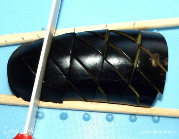 Надрезаем в другую сторону наискосок.