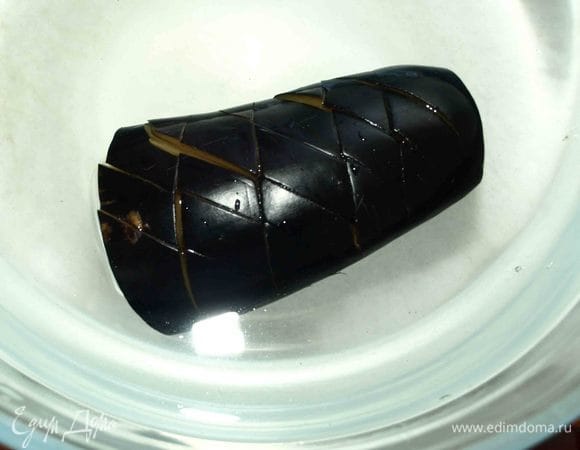 Подготовленные баклажаны отправляем в соленую холодную воду. На 1,5 л воды — 1,5 ст. л. соли.