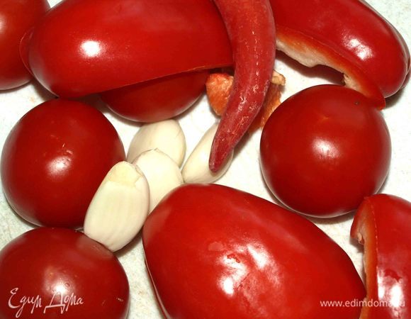 Подготавливаем остальные овощи. Острый перец очищаем от семян (если не любите острое, то лучше взять половинку острого перца).