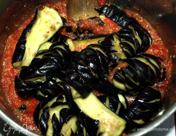 Баклажаны отжимаем без фанатизма. Добавляем к подготовленному соусу.