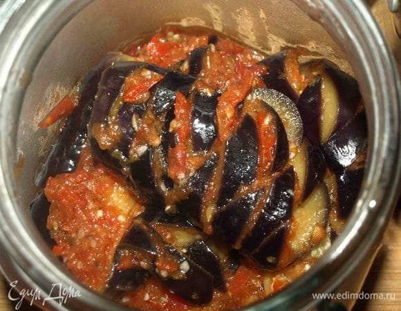 Снимаем баклажаны с огня. Даем немного остыть и перекладываем в стеклянную тару.