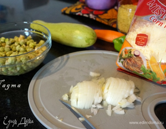 Лук и чеснок мелко нарезать.