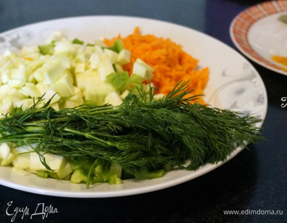Морковь почистить, помыть и натереть на терке. Перец вымыть, аккуратно вырезать семенную коробку, еще раз промыть от семян. Нарезать кубиками. Кабачок нарезать кубиками. Зелень укропа мелко нарезать.