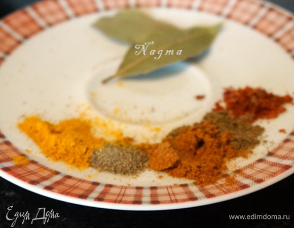 В кастрюле растопить сливочное/топленое масло. Добавить лук и чеснок, обжарить до золотистого цвета. Добавить вермишель. Готовить, постоянно помешивая, до тех пор, пока она не станет золотого цвета. Когда вермишель станет золотистого цвета, добавить 2 столовые ложки кукурузной муки и специи — куркуму, черный перец, кориандр, паприку и острый красный перец. Хорошо перемешать.