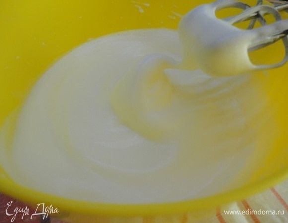 В первую очередь растопите сливочное масло, чтобы оно успело остыть, пока вы будете взбивать яйца, разделив их на желтки и белки. Белки взбивайте до пиков, в конце добавив половину сахара, то есть 75 г.