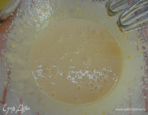 Желтки надо взбить со второй половиной сахара добела.