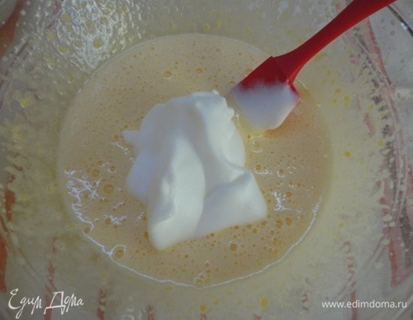 Муку смешайте с какао-порошком. Теперь начинаем все соединять. Я делаю это порционно: вначале 1/4 (примерно) белков смешиваю с желтками.