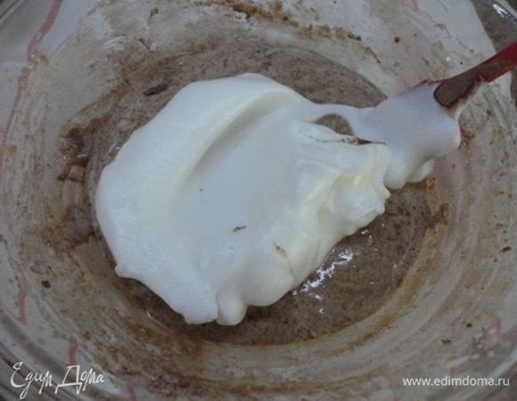 Просеиваю 1/3 муки с какао, перемешиваю, затем — опять порцию белков и т. д. Последней добавкой будут белки. Всякий раз перемешиваем осторожно, движением сверху вниз, а не по кругу. Теперь осталось только влить тонкой струйкой охлажденное растопленное масло и снова перемешать движениями сверху вниз.