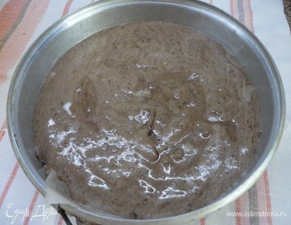 Дно разъемной формы выстилаем бумагой, а бока смазываем маслом. Выливаем тесто и выпекаем в предварительно разогретой до 180°C духовке 30 минут.