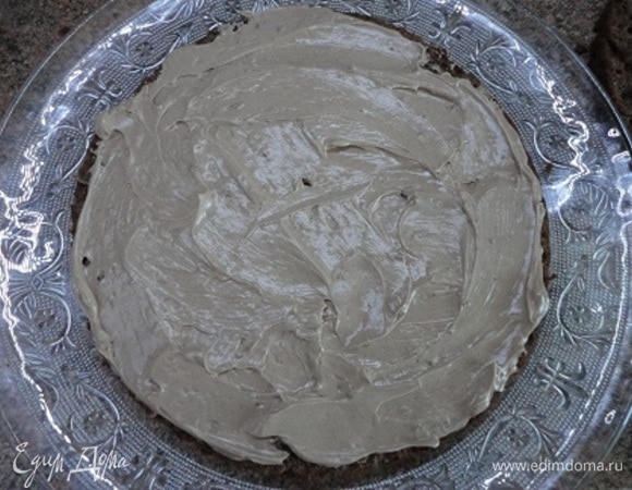 Корж разрезаем на 3 части. Кремом смазываем только две.