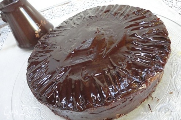 Для глазури кусочки шоколада и масло растопить на водяной бане или в микроволновой печи. Покрыть верх и бока торта. Можно оставить так.