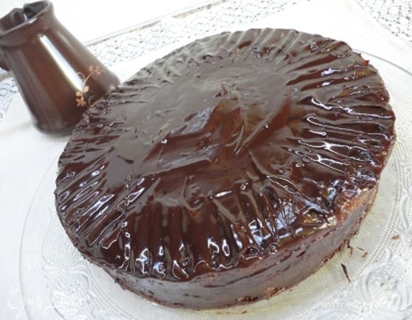 Для глазури кусочки шоколада и масло растопить на водяной бане или в микроволновой печи. Покрыть верх и бока торта. Можно оставить так.