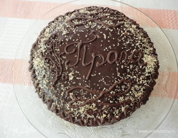 А можно украсить традиционной надписью. Дать торту настояться в холодильнике несколько часов.