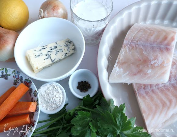 Приготовить все необходимое. Филе трески разморозить (идеально переложить из морозильной камеры в холодильник, чтобы разморозка была максимально щадящей, однако это требует большего времени, можно размораживать и при комнатной температуре — выбор за вами). Почистить морковь.