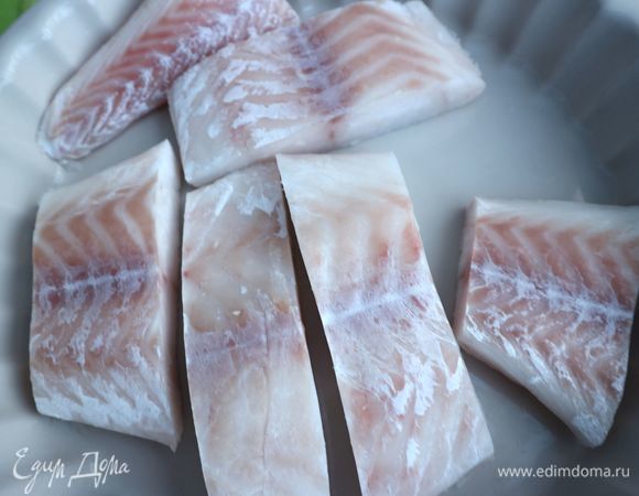 Нарезать филе трески на порционные куски.