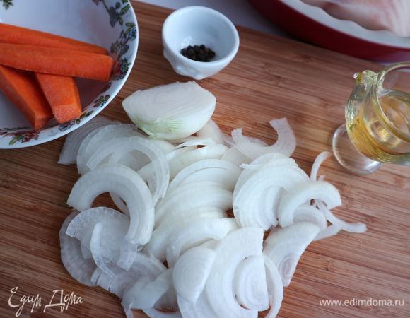 Репчатый лук (2 шт.) почистить. Половинку луковицы не резать, оставить для припускания рыбы, остальной лук нарезать сначала на половинки, затем — тонкими полукольцами.