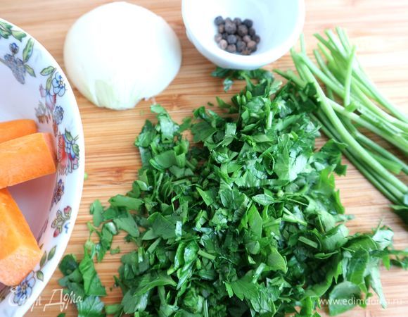 Морковь нарезать тонкой соломкой. Зелень петрушки измельчить для соуса. Стебли петрушки пригодятся для припускания рыбы.
