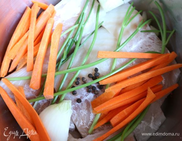 В широкую кастрюлю поместить филе трески (рыба должна располагаться в кастрюле в один слой), добавить небольшое количество горячей, чуть подсоленной воды с лимонным соком (1,5 ч. л.), черным перцем горошком, морковью, луком (0,5 шт.), стебельками петрушки. Рыба должна быть прикрыта водой наполовину или чуть меньше, она еще даст сок.