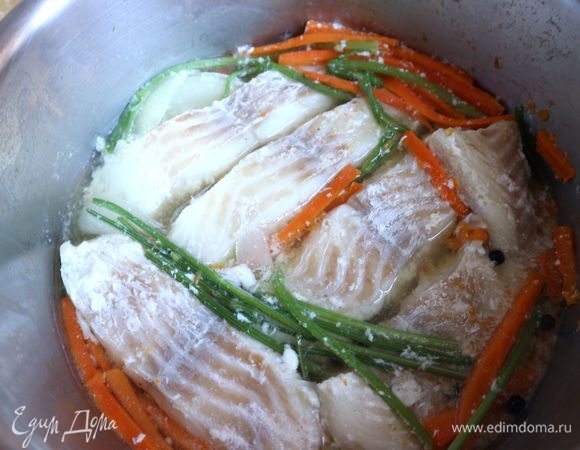 Довести до кипения, убавить огонь до минимального, чтобы жидкость не кипела, а находилась в легком движении, характерном для начала кипения. Готовить кусочки филе 14–15 минут. При приготовлении закрыть крышкой с клапаном для выхода пара или неплотно закрыть крышкой. Получается очень вкусный насыщенный бульон. Готовую треску аккуратно вынуть шумовкой из бульона. Можно накрыть крышкой, чтобы рыба меньше остывала. В процессе приготовления припущенная рыба теряет вес. Это примерно 18–20% от общей массы.