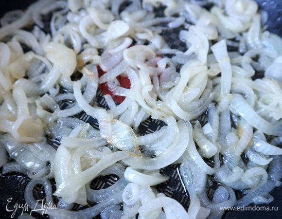 Репчатый лук обжарить до прозрачности и мягкости на смеси оливкового и сливочного масел.