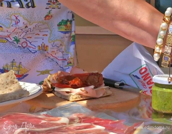 Добавить перцы в масле, вяленые томаты и оливки без косточек.