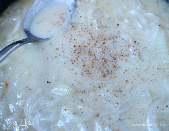 Добавить процеженный рыбный бульон, муку, посолить, посыпать свежемолотым белым перцем, перемешать. Соус готовится на небольшом огне.