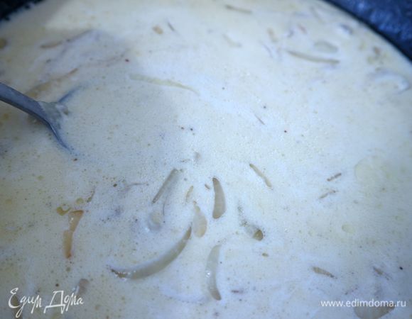 Добавить сливки, перемешать, готовить 1–2 минуты. Необходимо перемешивать, пока готовится соус.