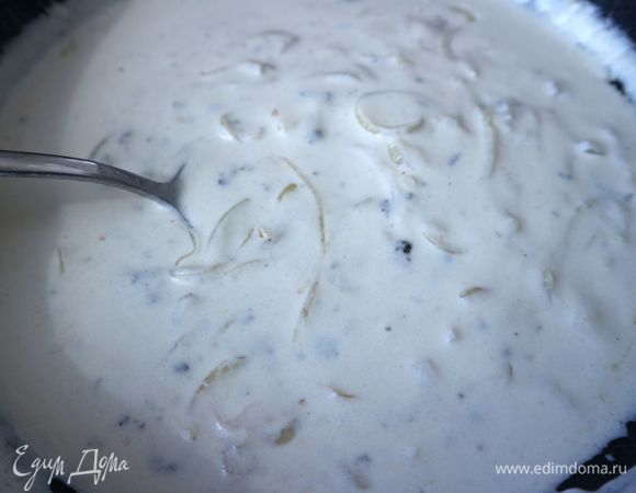 Перемешать до однородной консистенции, готовить на минимальном огне минуту-другую.