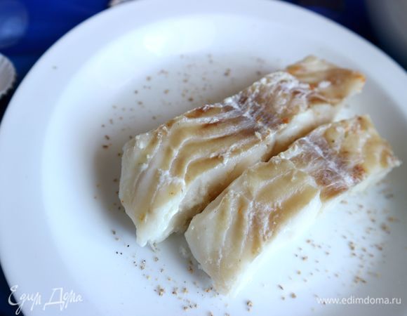 Положить филе трески на тарелку.