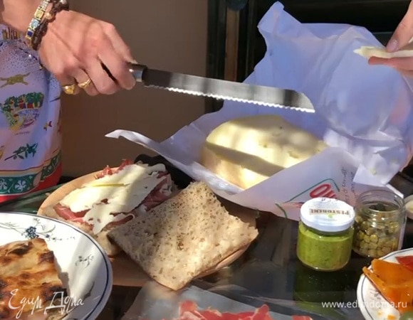 Добавить нарезанный сыр.