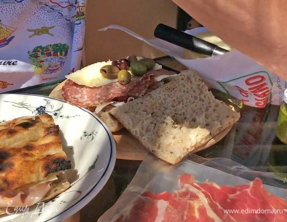 Добавить салями, еще один кусочек сыра и немного оливок.