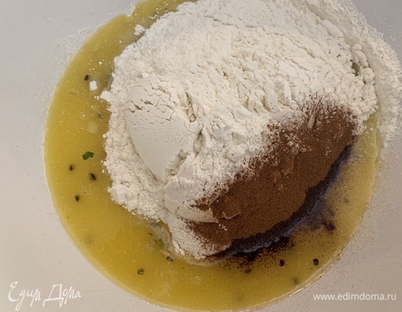 Затем — муку, разрыхлитель, корицу.