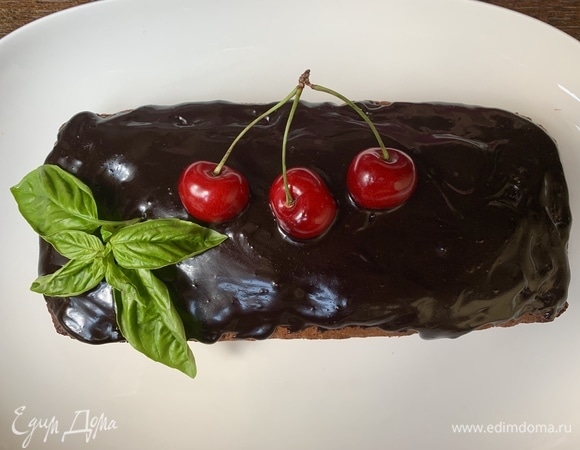 Растопить шоколад на водяной бане, полить сверху, украсить черешней и листиком базилика или мяты.