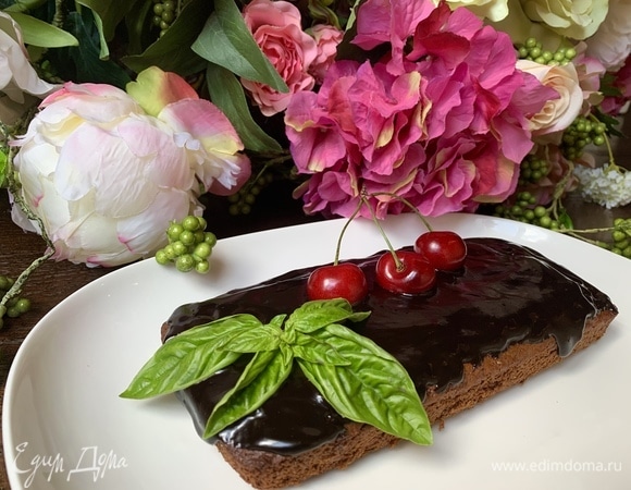 Можно подавать теплым, можно охладить.