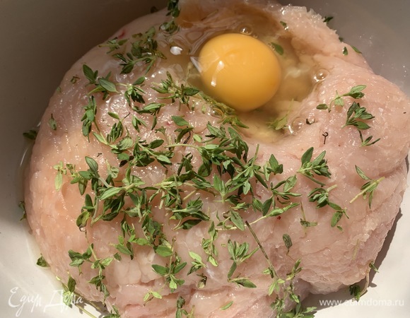 Фарш куриного филе должен быть очень свежим — от этого зависит качество котлет. Добавляем тимьян, соль, перец, яйцо, абрикос, натираем сыр, режем лук, петрушку.