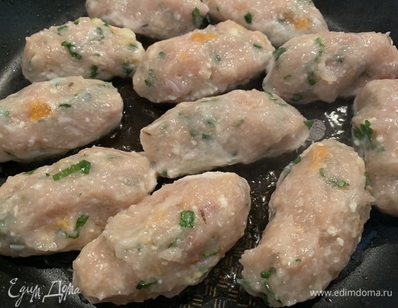 Жарить на оливковом масле по 3–4 минуты с обеих сторон.