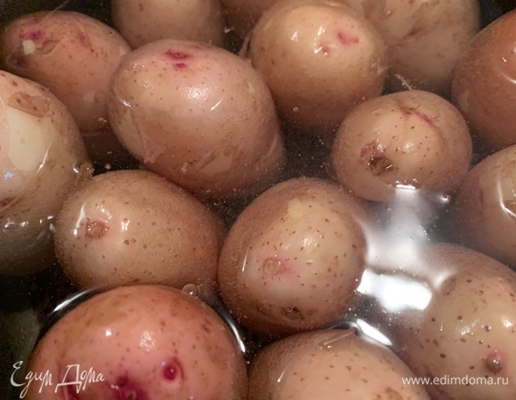 Картофель помыть, посолить, поставить вариться.