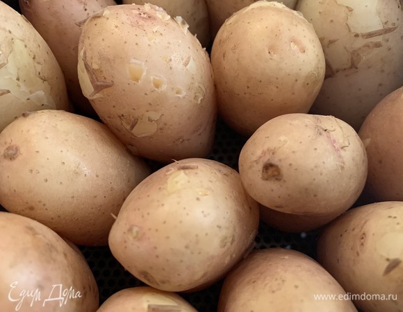 По готовности слить воду и немного примять картофель.