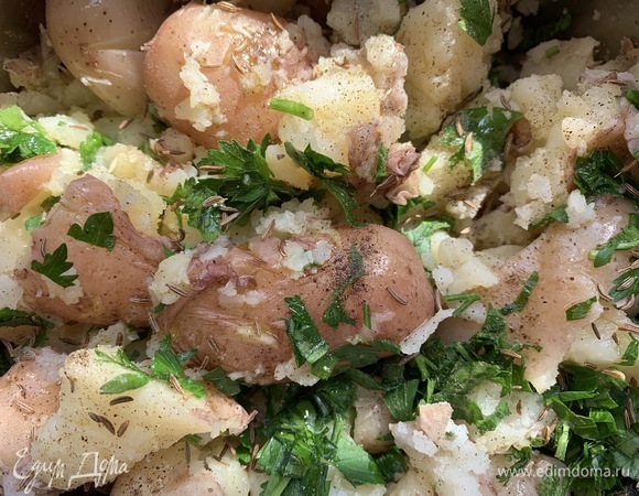 Нарезать петрушку, натереть чеснок, добавить перец, оливковое масло.