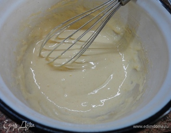Слегка взбейте мягкое сливочное масло и, продолжая перемешивать, частями добавляйте заварную смесь.