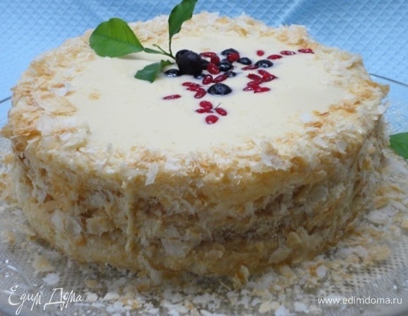 Перемазываем кремом коржи, бока украшаем крошкой. Хорошо бы дать настояться и хорошо пропитаться кремом.