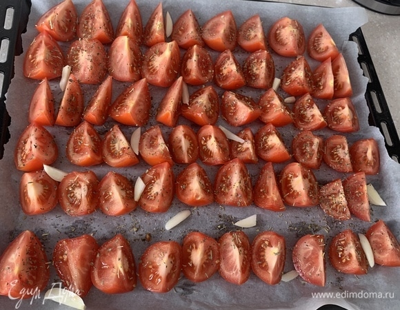 Помидоры помыть, разрезать на 4 части, выложить на пергаментную бумагу, посыпать травами и нарезанным чесноком, также сбрызнуть оливковым маслом) Посолить и посыпать сахаром) Написала примерное количество соли и сахара, регулируйте сами)