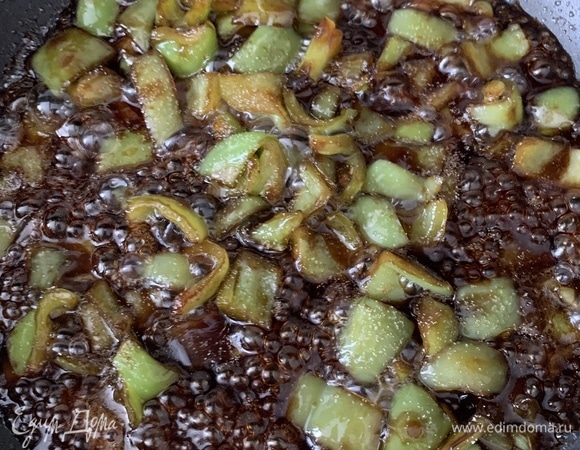 Все ингредиенты, кроме помидоров, нарезать на кубики, как на фото, чтобы удобно было есть) Положить в миску и налить соевого соуса — пусть маринуются (буквально несколько минут). Взять сковороду, налить немного масла и насыпать сахара, чтобы он расплавился. Обжариваем овощи, достав их из соевого соуса. Соус должен остаться в миске, где мариновались овощи. Обжарьте все овощи (сильно не увлекайтесь жаркой, просто чтобы подрумянились).