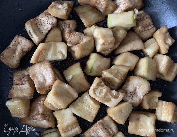 Кстати, в этот раз я готовила баклажаны и кабачки вместе) И те, и те очистила от шкурки) Вообще, можете добавлять любые овощи на ваш вкус)