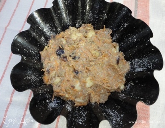 Выложить в форму и выпекать 35–40 минут.
