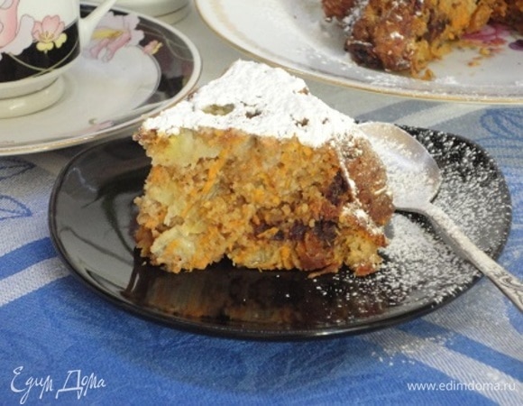 Как и было обещано, пирог влажный, сладкий и ароматный.