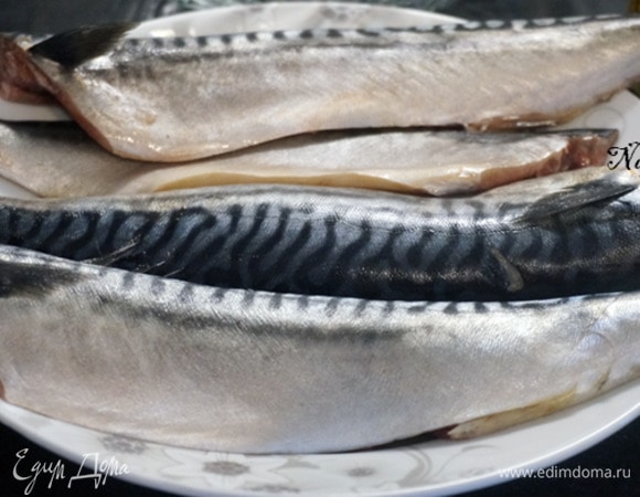 Если вам не удалось купить филе, то для начала скумбрию надо разделать. У тушки убираем голову, плавники, вынимаем внутренности, избавляемся от черной пленки в брюшке. Отрезаем хвост.