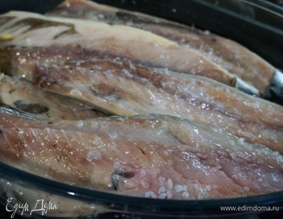 Скумбрию разделать на филе. Разрезать рыбу по хребту на 2 половинки, убрать все косточки.