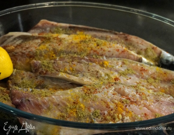 Скумбрию сложить в глубокую посуду, посыпать каждое филе крупной солью, специями (кумином, куркумой и острым красным перцем), полить лимонным соком. Оставить мариноваться на 1 час.